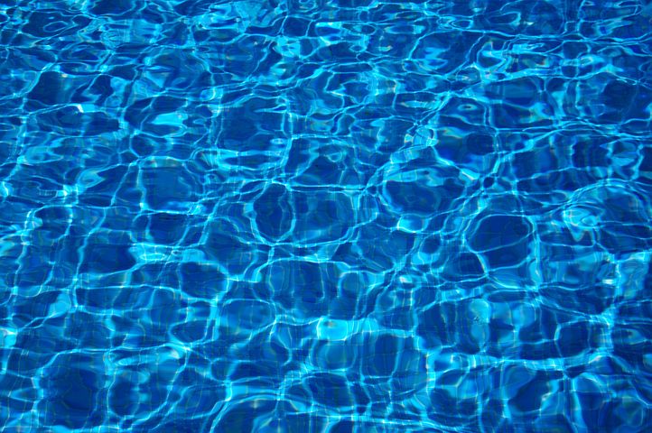 Modrá hladina bazénu 